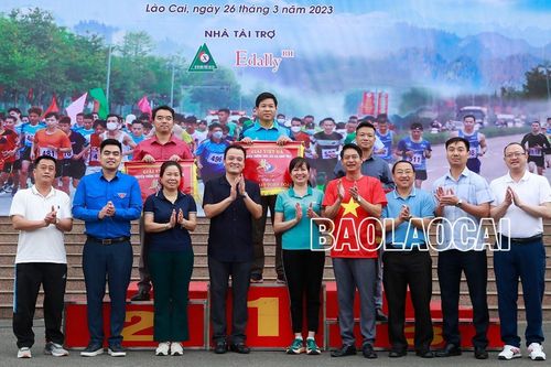 Đoàn Mường Khương bảo vệ thành công ngôi vô địch tại Giải Việt dã truyền thống Báo Lào Cai