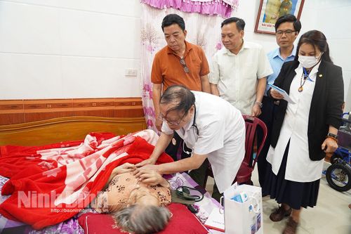 Khám bệnh và cấp thuốc miễn phí tại huyện Yên Mô