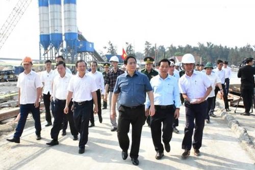 Thủ tướng Phạm Minh Chính kiểm tra cầu vượt biển Thuận An