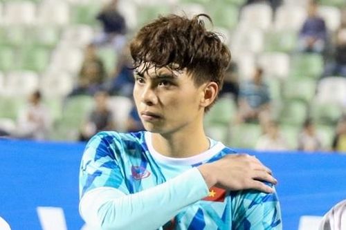 Thủ môn U23 Việt Nam đập đầu vào cột dọc, rách mí mắt