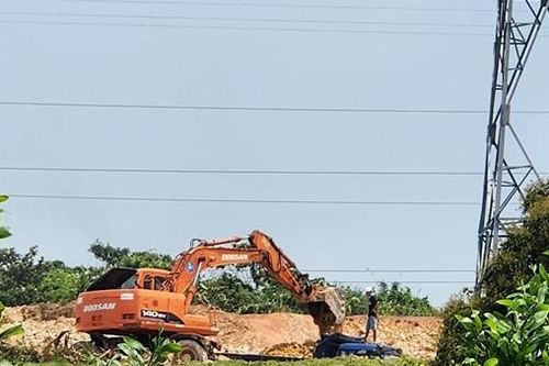 Đào bới tan hoang dưới đường điện cao thế 500kV Bắc - Nam để... lấy đất bán