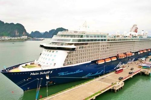 Quảng Ninh: Tàu biển cao cấp Mein Schiff 5 đưa hơn 2.000 khách đến Hạ Long