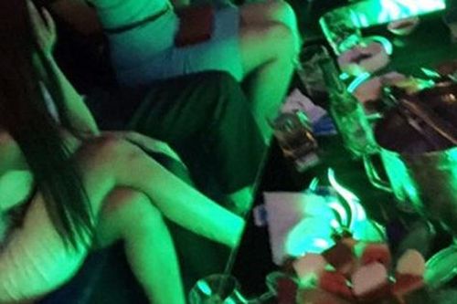 Bắt 3 đối tượng mua bán các thiếu nữ để làm nhân viên quán karaoke