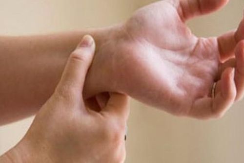 Khớp cổ tay có tiếng kêu lục cục, lạo xạo kèm theo đau nhức… thận trọng với thoái hóa khớp