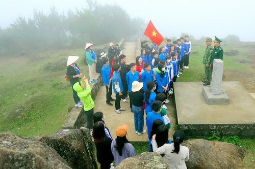 Vinh dự người đoàn viên được kết nạp nơi cột mốc biên cương