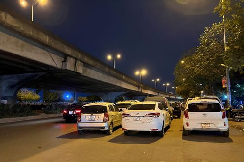 Xe đỗ tràn chiếm lòng đường tại khu đô thị Kim Văn- Kim Lũ, giải pháp nào chấm dứt?