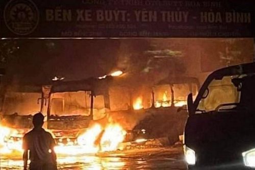 Điều tra vụ 2 xe buýt bốc cháy dữ dội trong đêm
