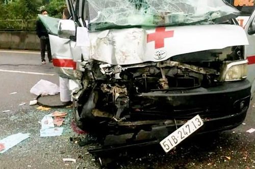 Xe cứu thương đâm xe buýt, 2 người bị thương