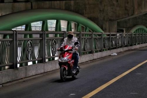 Cầu vòm thép qua hồ Linh Đàm vắng xe qua lại