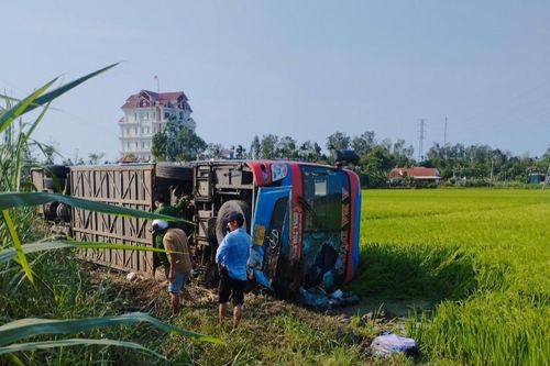 Quảng Ngãi: Xe khách lật xuống ruộng, tài xế tử vong