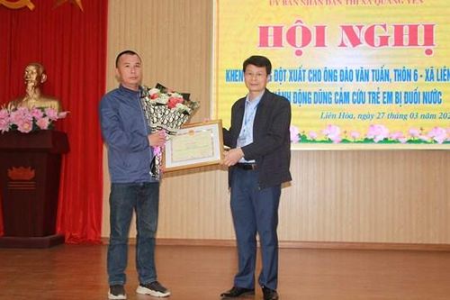 Quảng Ninh: Khen thưởng người đàn ông dũng cảm cứu sống 2 trẻ em bị đuối nước