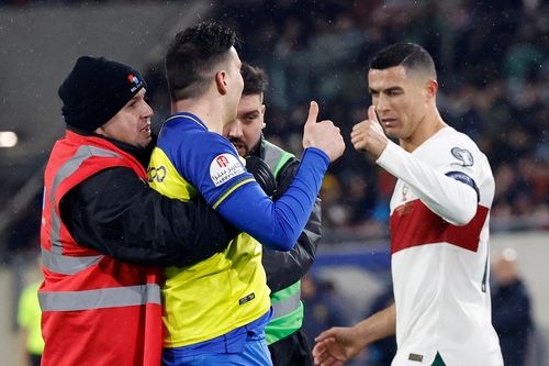 Fan cuồng bị đưa khỏi sân khi cố tiếp cận Ronaldo