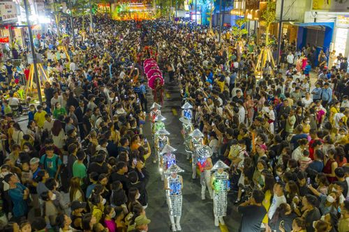 Nghìn người chen chân tại phố đi bộ trăm tỷ ở Huế