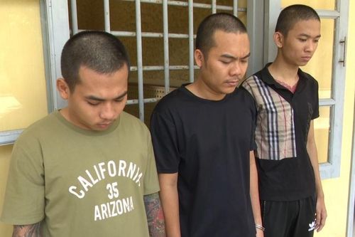 Chủ nợ cùng bạn bắt người vay tiền về nhà