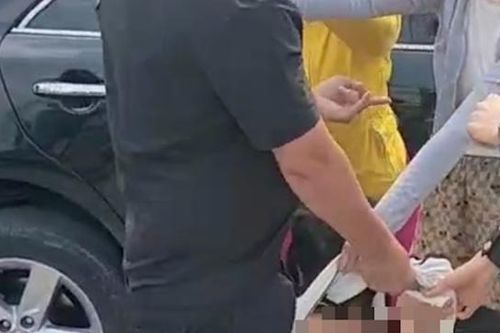 Đánh ghen, lột đồ, cắt tóc một cô gái ngay giữa đường ở Bình Dương