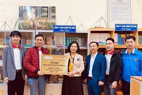 Chương trình Hướng nghiệp và hỗ trợ trang bị thư viện 'Cùng Canon khởi hành tới tương lai'