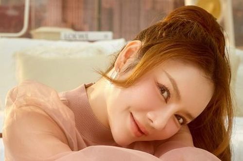 'Nữ hoàng kim cương V-biz' khoe đường cong 'căng đét', đắp trang sức tiền tỷ lên người cực 'sốc'
