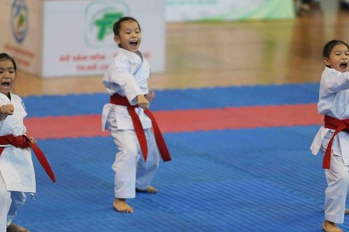Đội tuyển quận Tân Bình dẫn đầu tại giải karate học sinh TPHCM 2023