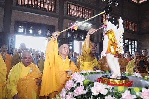 Gióng 3 hồi chuông trống kính mừng Đức Phật đản sinh, cầu nguyện quốc thái dân an