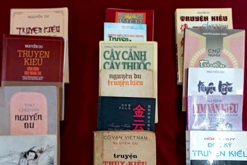 Hà Tĩnh: Tiếp nhận bộ sưu tập sách nghiên cứu về Nguyễn Du và 'Truyện Kiều'