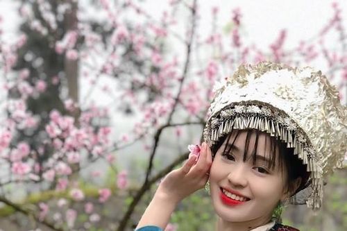 Đón tuổi mới, 'em gái bán lê' Hà Giang diện đồ truyền thống