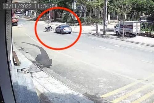 Vội vài giây, xe máy bị xe ưu tiên tông văng