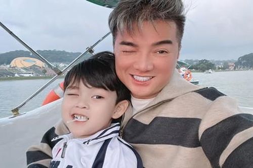 Mr Đàm vui vẻ bên con, viết ẩn ý giữa ồn ào xưng 'vua'