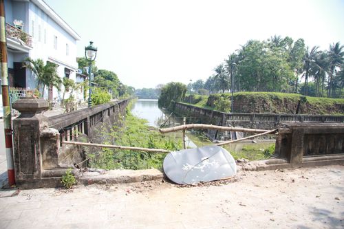 Thi công chậm, kè bờ hồ Thành cổ Quảng Trị dang dở do bị cắt vốn