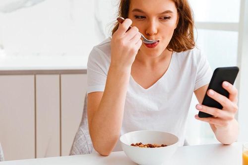 Tác hại khi vừa ăn vừa xem điện thoại