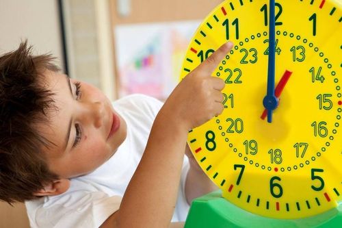 Cách đơn giản giúp con thức dậy đúng giờ