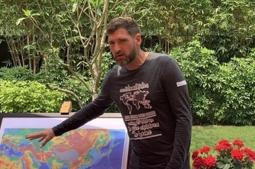 'Người hùng Thụy Sỹ' với hành trình vạn dặm gây quỹ cho trẻ em Philippines