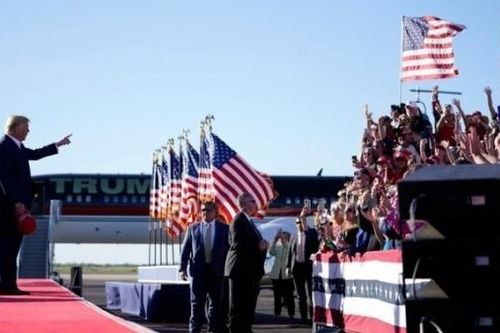 Trước nguy cơ bị truy tố, ông Donald Trump 'nổ phát súng' đầu tiên cho cuộc đua lớn, FBI sẵn sàng đối phó bạo động