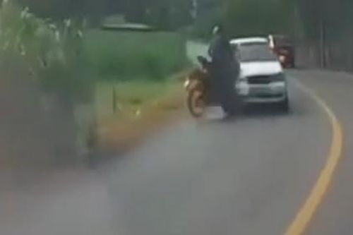 'Kinh hoàng' xe máy vượt nơi khúc cua lao thẳng vào đầu ô tô
