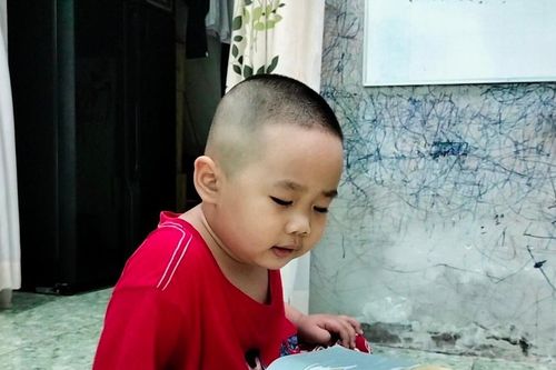 Bất ngờ bé trai 3 tuổi biết tính nhẩm, đọc được cả tiếng Việt và tiếng Anh