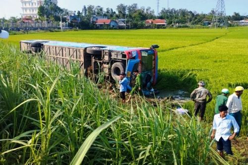Lật xe chở khách nhiều người thương vong