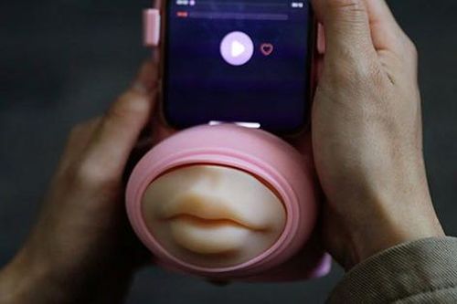 Thiết bị 'hôn môi xa' đang được sản xuất hàng loạt gây tranh cãi ở Trung Quốc