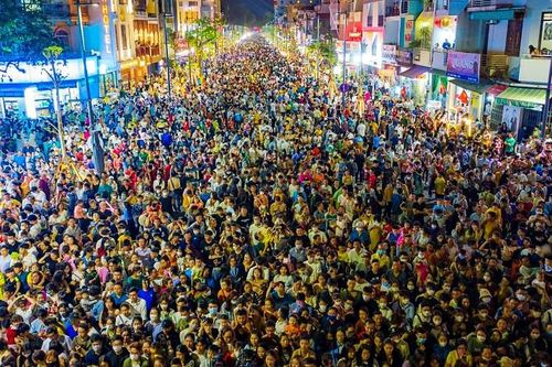 Hàng ngàn du khách chen chân dự lễ khai trương phố đi bộ gần 100 tỷ đồng ở Huế