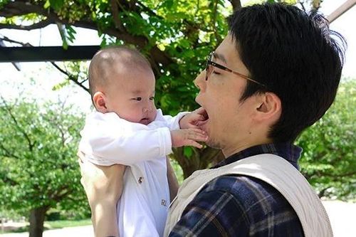 Được nghỉ hưởng lương, vì sao đàn ông Nhật Bản vẫn sợ ở nhà trông con?