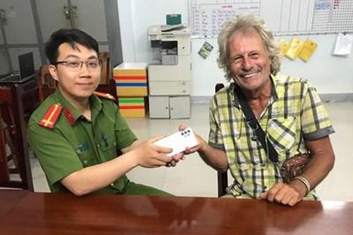 Nhanh chóng tìm và trả lại tài sản du khách nước ngoài đánh rơi chỉ sau 1 ngày