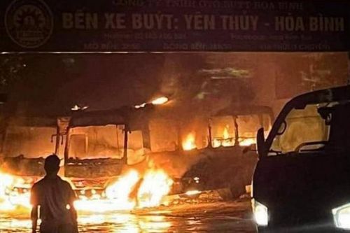 Hòa Bình: Điều tra nguyên nhân hai ôtô buýt bốc cháy trong đêm
