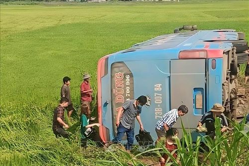 Xe khách lật xuống ruộng lúa làm một người tử vong, nhiều người bị thương
