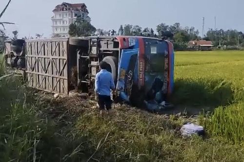 Tránh người đàn ông băng qua đường, xe khách bị lật xuống ruộng khiến tài xế tử vong thương tâm