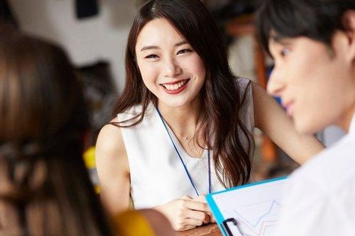 Trước mặt người yêu tôi, cô bạn thân cười nói một câu làm tôi tá hỏa