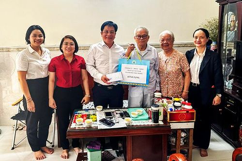 Bí thư Thành ủy Nha Trang Hồ Văn Mừng thăm, tặng quà người có công với cách mạng