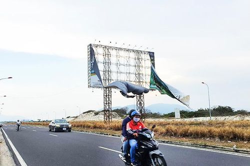 Panô quảng cáo cần được thay mới