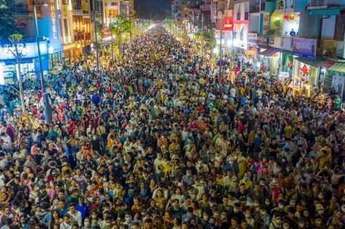 Hàng nghìn người dân, du khách chen chân trên tuyến phố đi bộ ở Huế