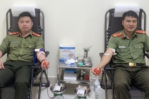Hai chiến sĩ Công an Sơn La hiến máu cứu 2 cháu bé trong cơn nguy kịch