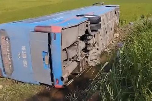 Xe khách lao xuống ruộng, tài xế tử vong, nhiều hành khách bị thương
