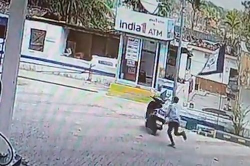 Kẹt dây ga, xe máy tông thẳng vào ATM