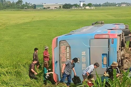 Tài xế tử vong cùng nhiều hành khách bị thương sau khi xe khách lao xuống ruộng